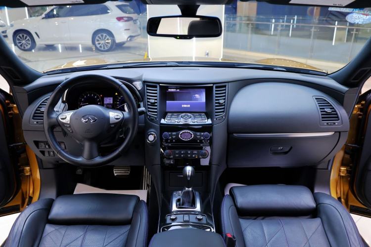 Used Infiniti QX70 2015 3.7L Shadow Edition Interior 3