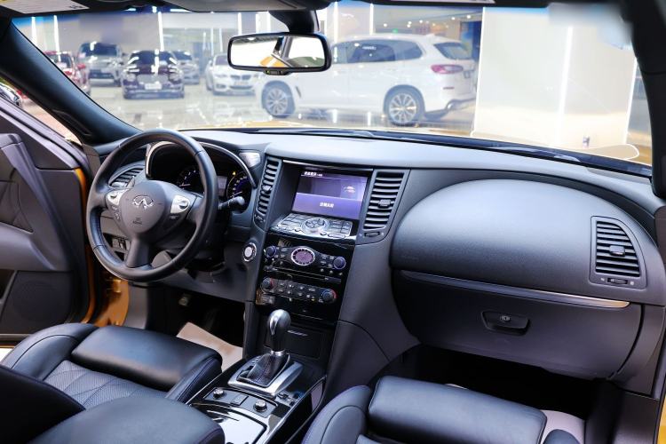 Used Infiniti QX70 2015 3.7L Shadow Edition Interior 4