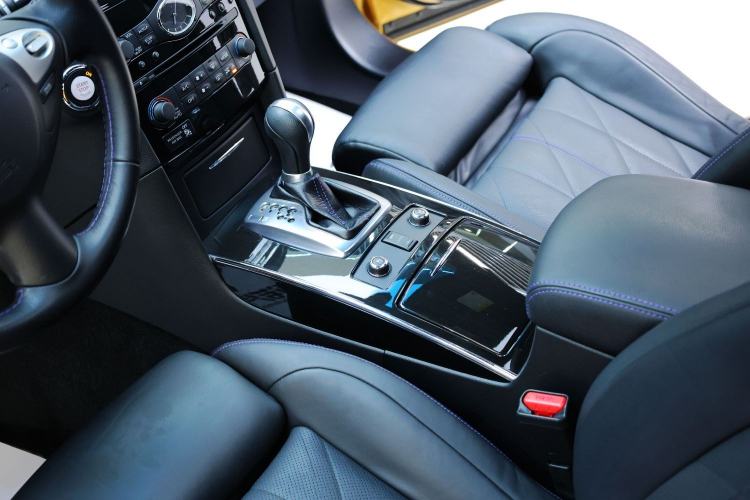Used Infiniti QX70 2015 3.7L Shadow Edition Interior 8
