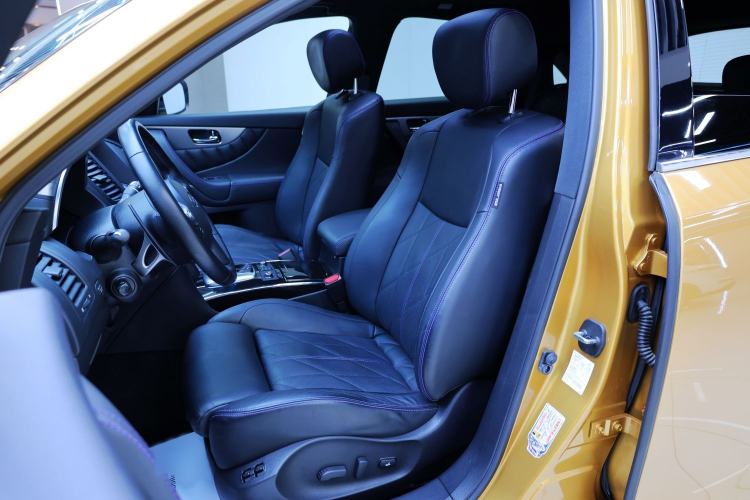 Used Infiniti QX70 2015 3.7L Shadow Edition Interior 9