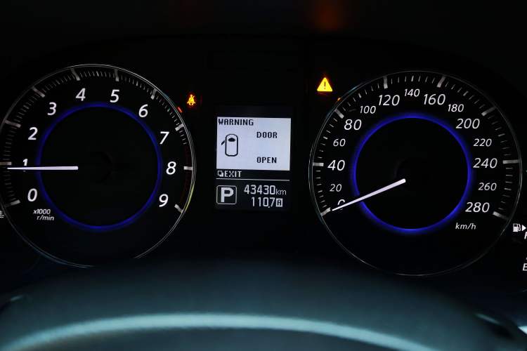 Used Infiniti QX70 2015 3.7L Shadow Edition Odometer Close Up