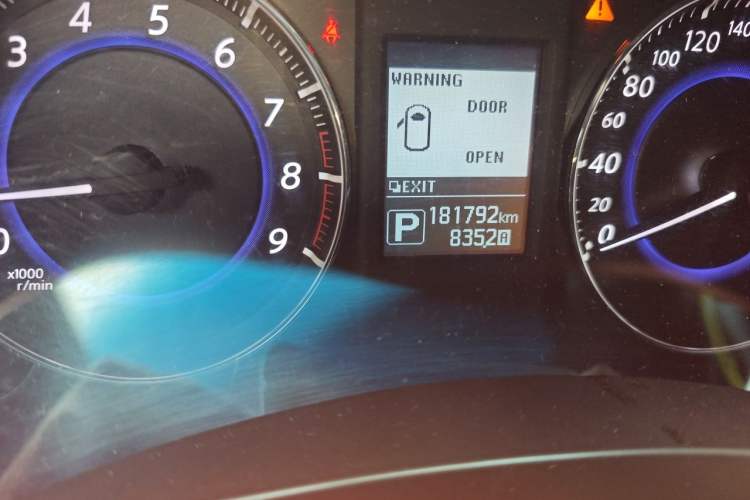 Used Infiniti QX70 2015 3.7L Shadow Edition Odometer Close Up