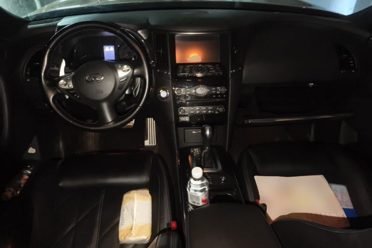 Used Infiniti QX70  Center Console