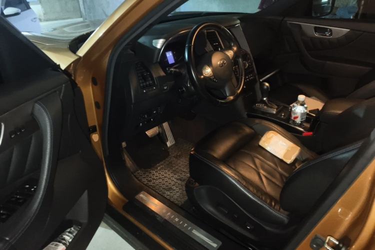 Used Infiniti QX70  Driver Seat