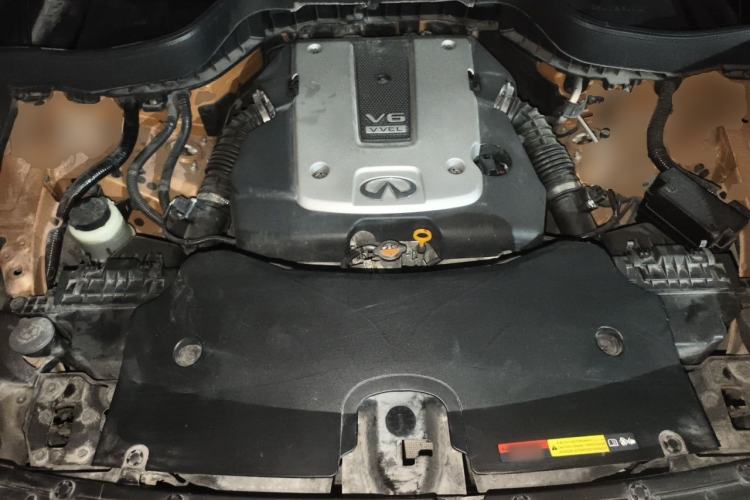 Used Infiniti QX70  Engine Bay