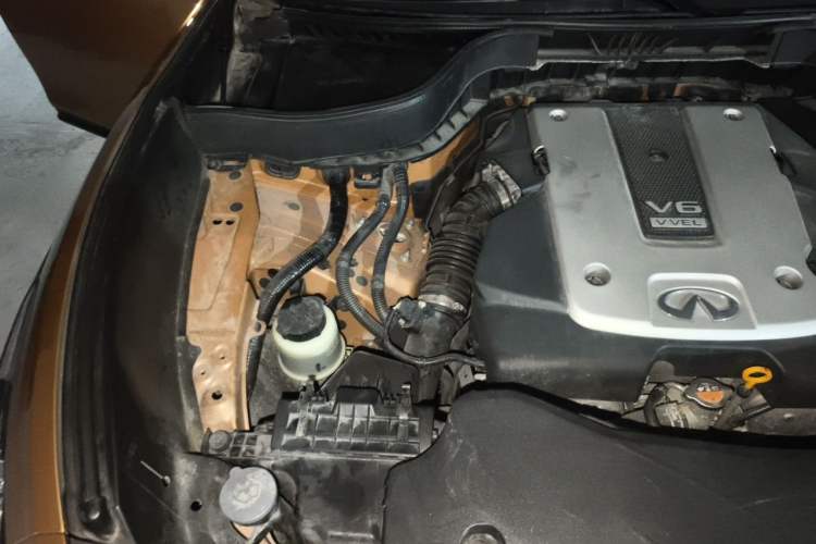 Used Infiniti QX70  Engine Bay Right