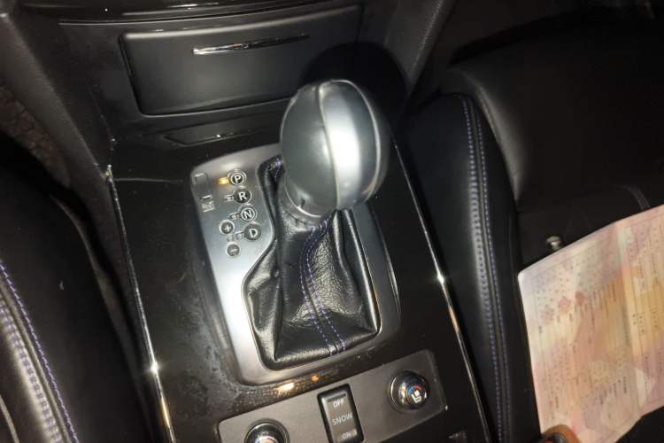Used Infiniti QX70  Gear Lever