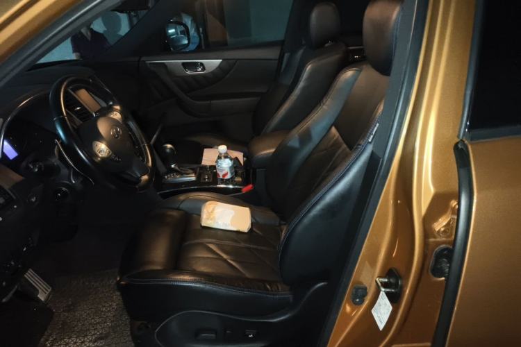 Used Infiniti QX70  Left Front Seat
