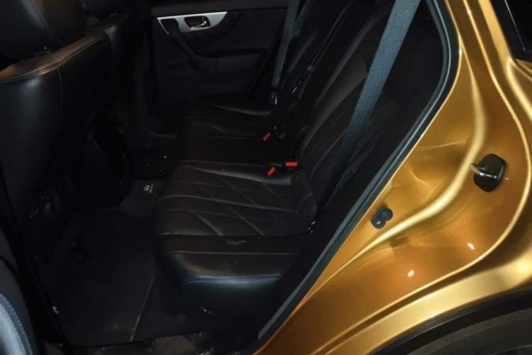 Used Infiniti QX70  Left Rear Seat