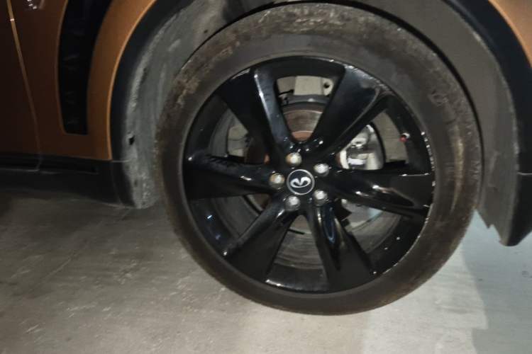 Used Infiniti QX70  Right Front Wheel Hub