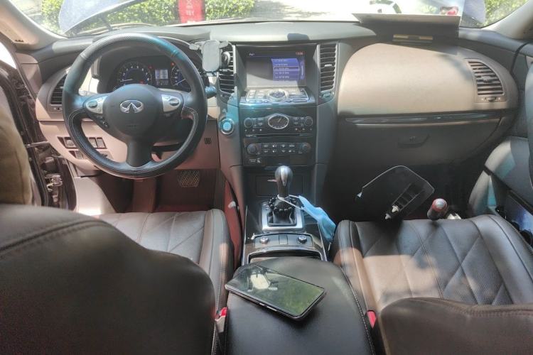 Used Infiniti QX70  Center Console