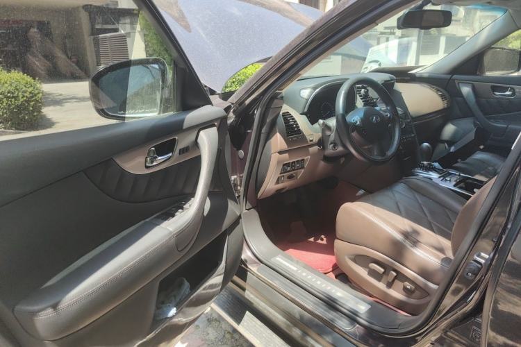 Used Infiniti QX70  Driver Seat