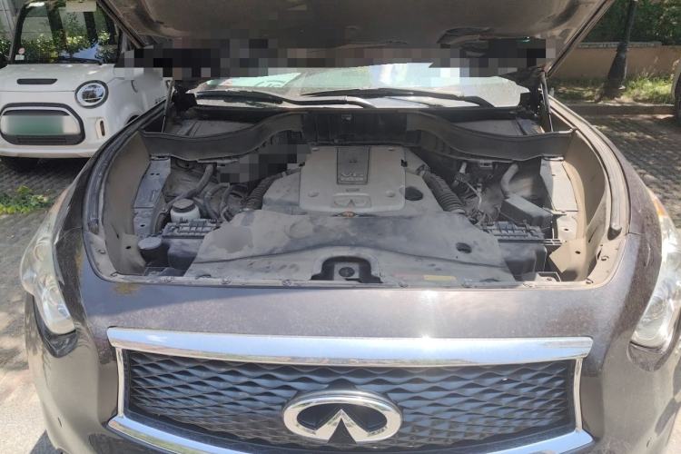 Used Infiniti QX70  Engine Bay