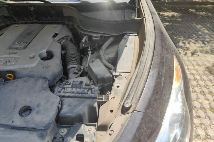 Used Infiniti QX70  Engine Bay Left