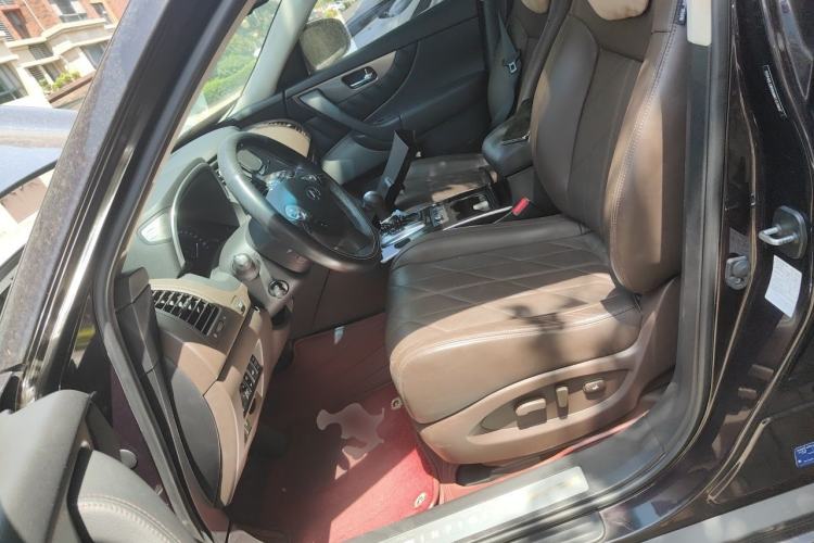 Used Infiniti QX70  Left Front Seat
