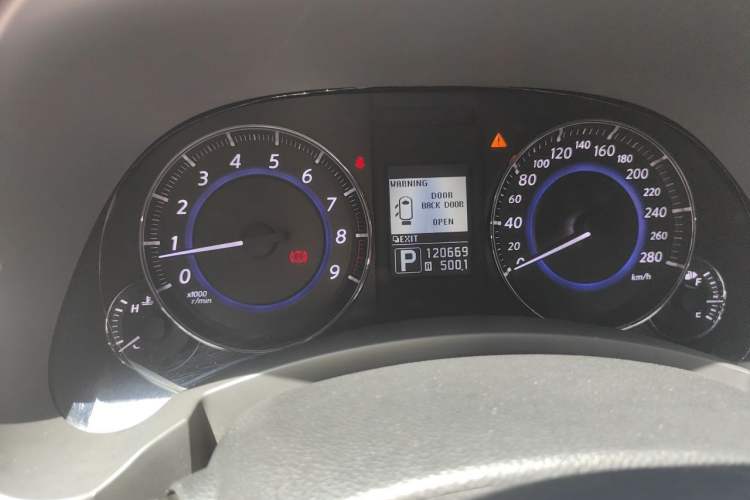 Used Infiniti QX70  Odometer Close Up
