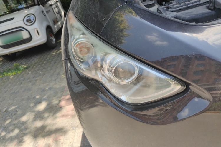 Used Infiniti QX70  Right Front Headlight
