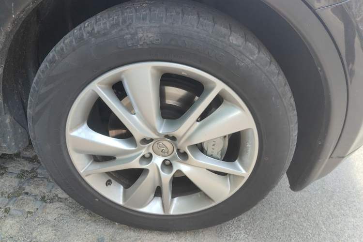 Used Infiniti QX70  Right Front Wheel Hub