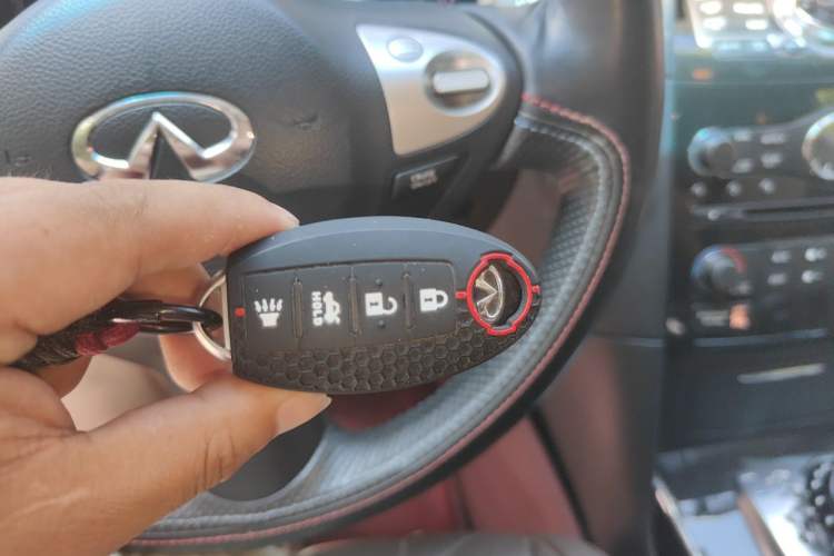 Used Infiniti QX70  Vehicle Key