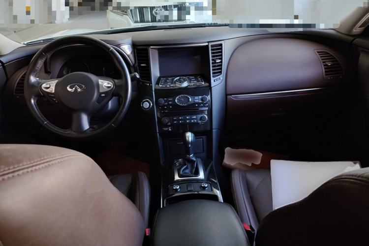 Used Infiniti QX70  Center Console