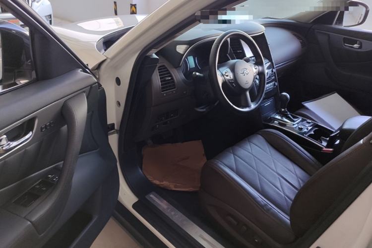Used Infiniti QX70  Driver Seat