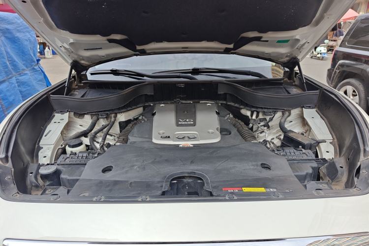 Used Infiniti QX70  Engine Bay