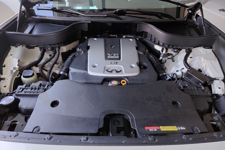 Used Infiniti QX70  Engine Bay