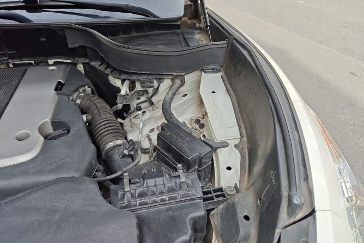 Used Infiniti QX70  Engine Bay Left