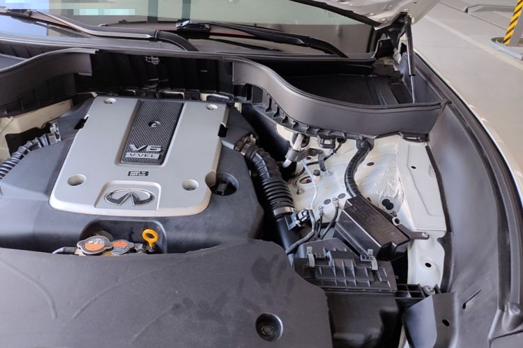 Used Infiniti QX70  Engine Bay Left