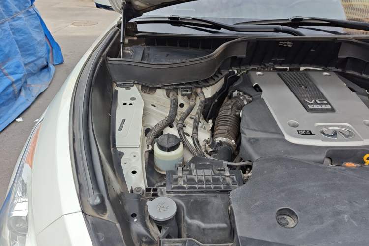 Used Infiniti QX70  Engine Bay Right