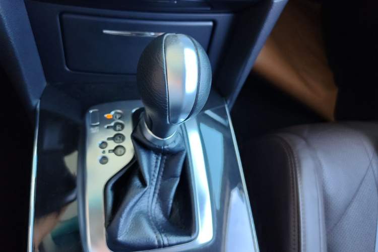 Used Infiniti QX70  Gear Lever