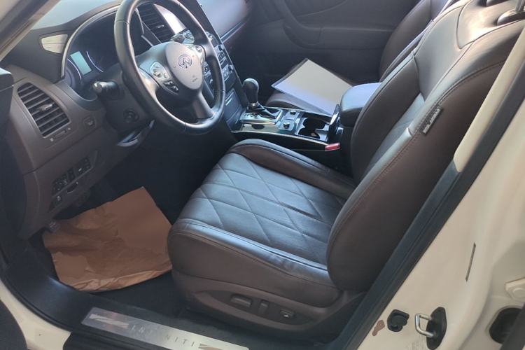 Used Infiniti QX70  Left Front Seat