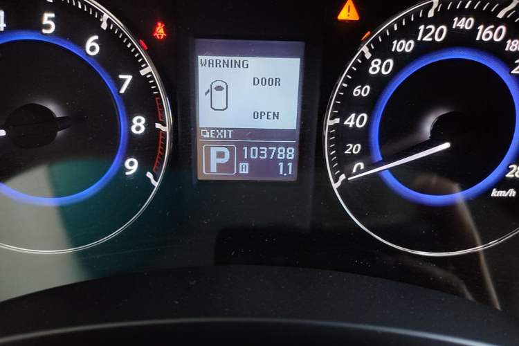 Used Infiniti QX70  Odometer Close Up