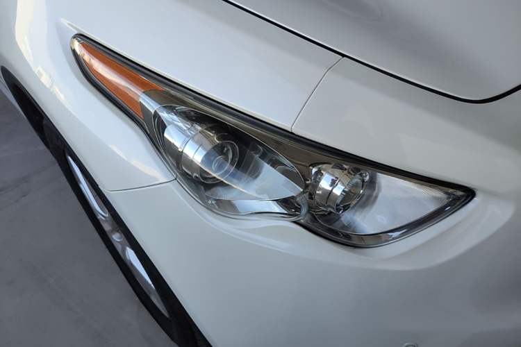 Used Infiniti QX70  Right Front Headlight