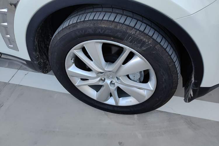 Used Infiniti QX70  Right Front Wheel Hub