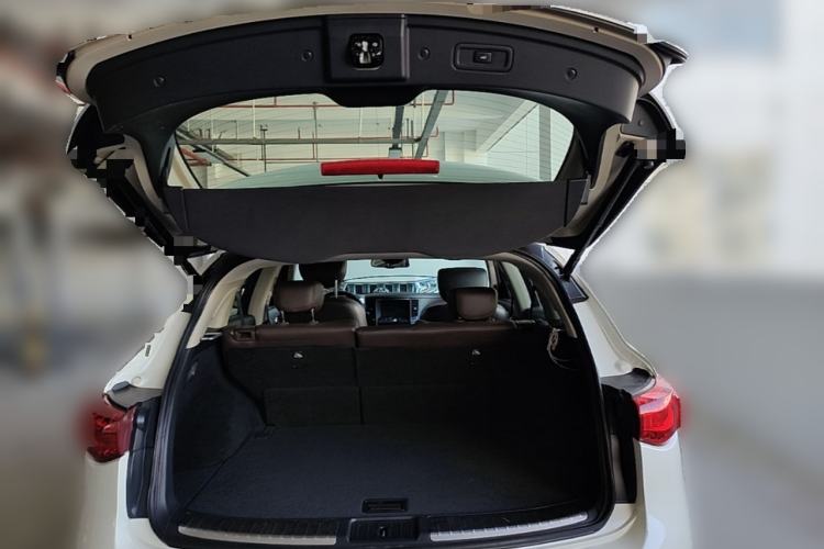 Used Infiniti QX70  Trunk