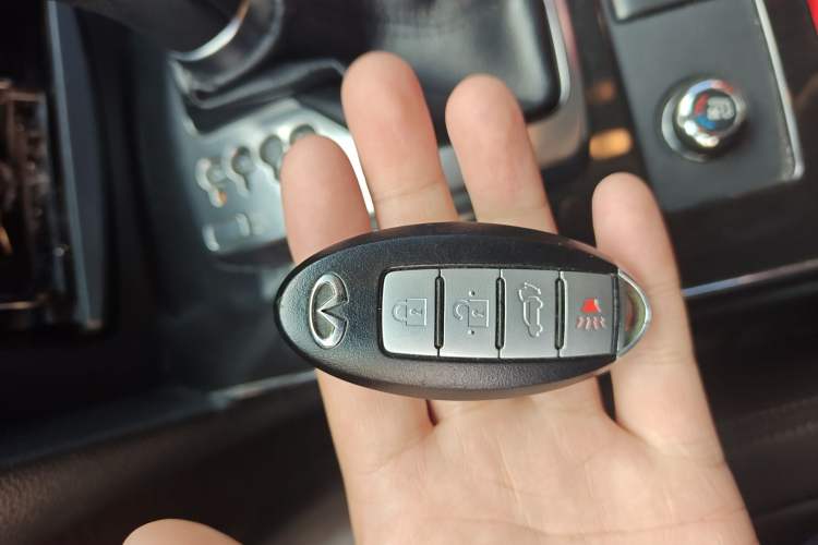 Used Infiniti QX70  Vehicle Key