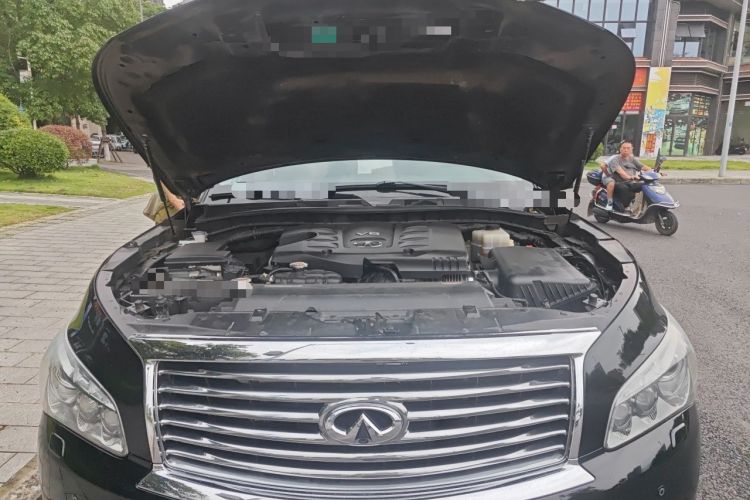 Used Infiniti QX80 2013 5.6L 4WD Engine Bay