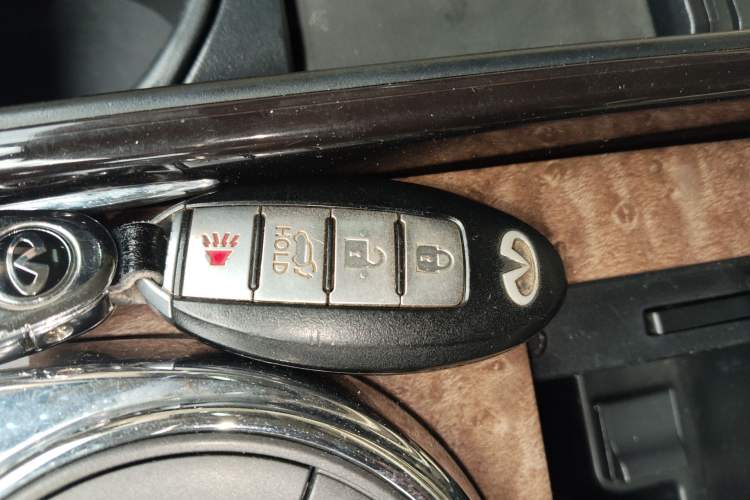 Used Infiniti QX80 2013 5.6L 4WD Interior 1