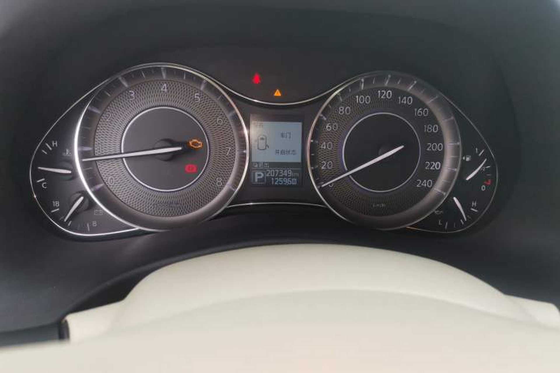 Used Infiniti QX80 2013 5.6L 4WD Odometer Close Up