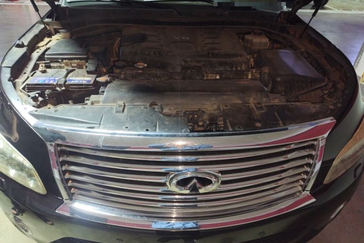 Used Infiniti QX80 2013 5.6L 4WD Engine Bay