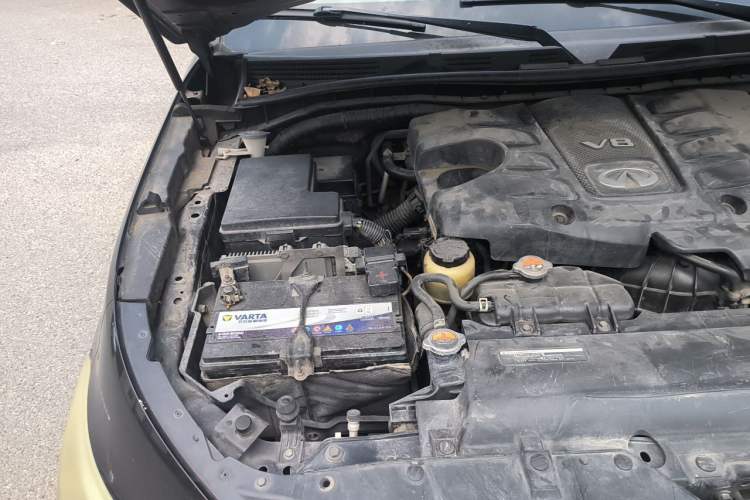 Used Infiniti QX80 2013 5.6L 4WD Engine Bay Right