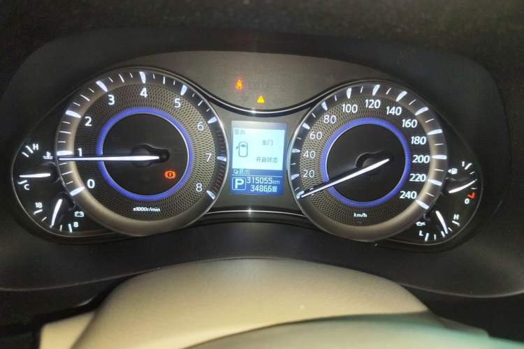 Used Infiniti QX80 2013 5.6L 4WD Odometer Close Up