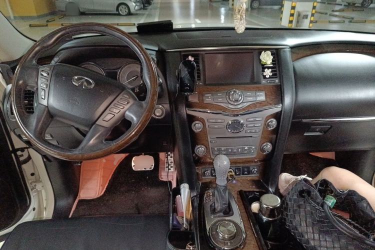 Used Infiniti QX80 2013 5.6L 4WD Center Console