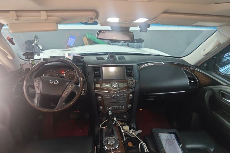 Used Infiniti QX80 2013 5.6L 4WD Center Console
