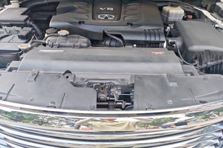 Used Infiniti QX80 2013 5.6L 4WD Engine Bay