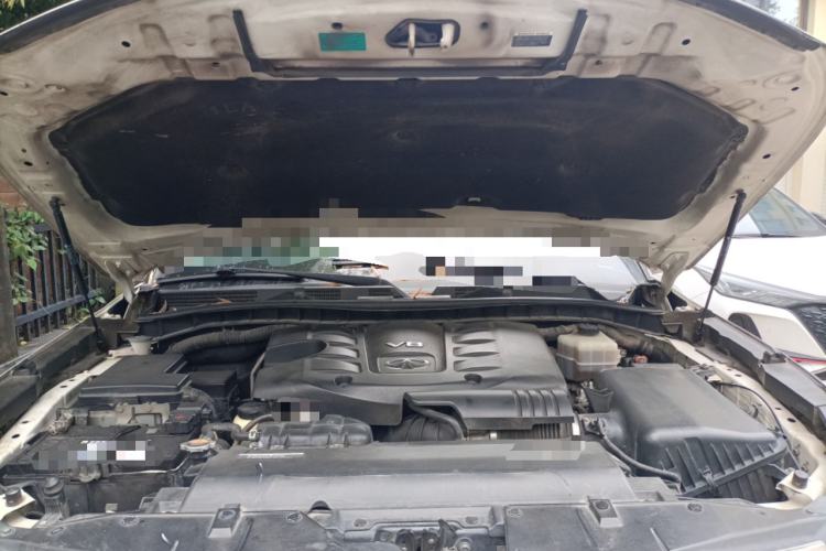 Used Infiniti QX80 2013 5.6L 4WD Engine Bay