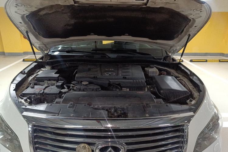 Used Infiniti QX80 2013 5.6L 4WD Engine Bay