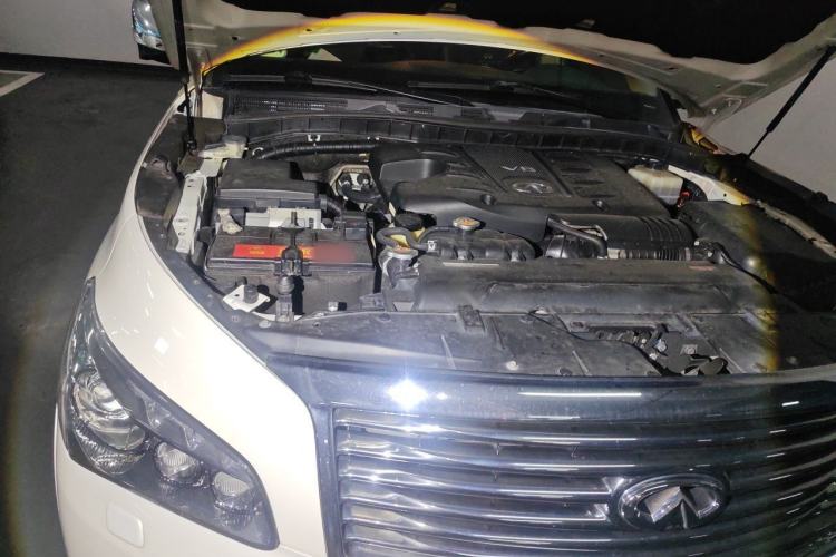 Used Infiniti QX80 2013 5.6L 4WD Engine Bay Right