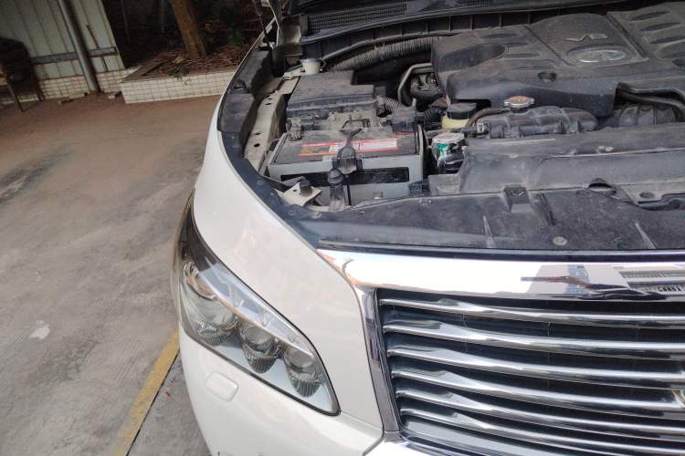 Used Infiniti QX80 2013 5.6L 4WD Engine Bay Right